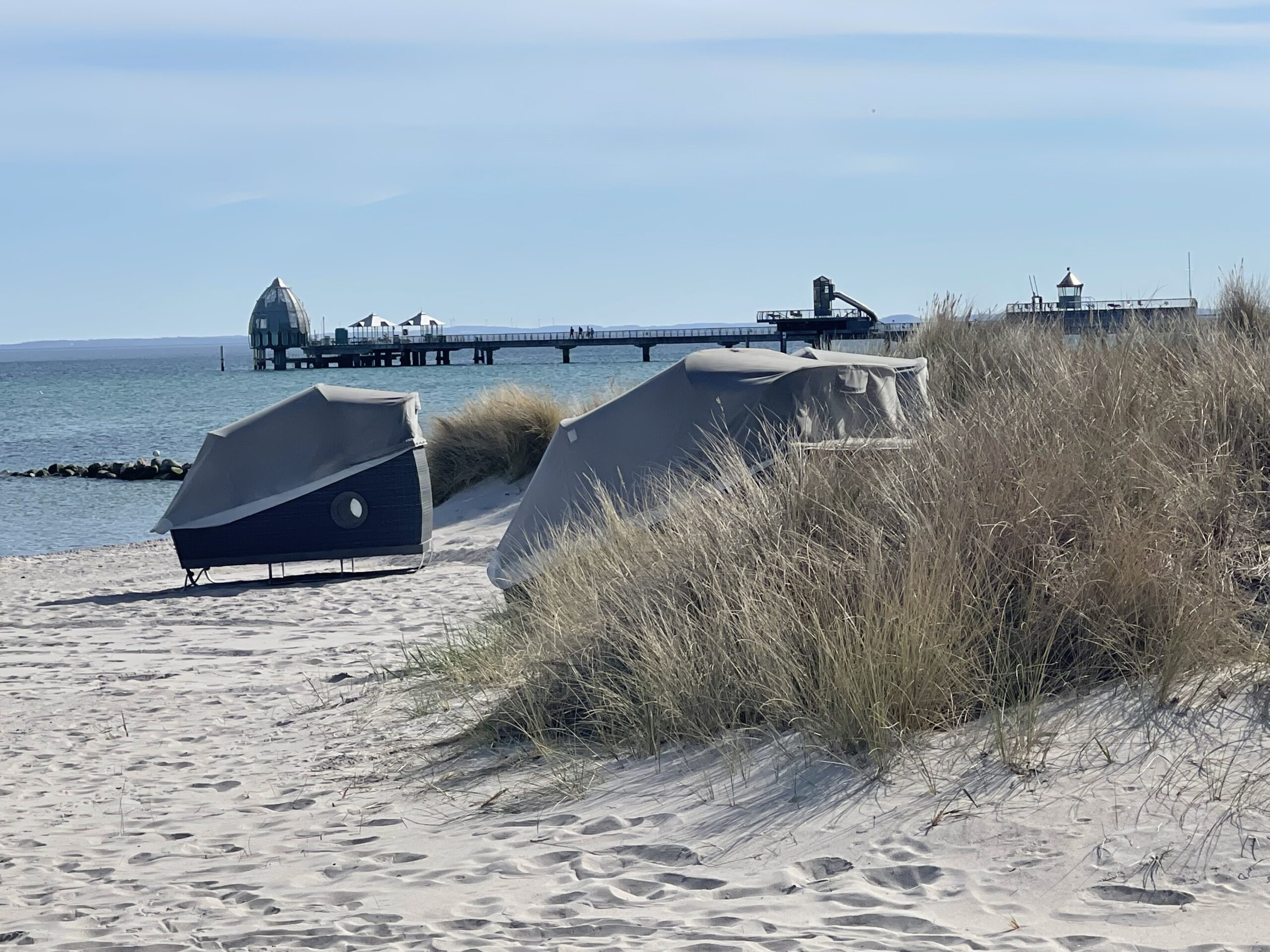 Schlafstrandkörbe vor Seebrücke in Grömitz