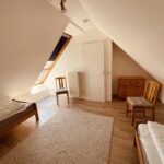 Giebelzimmer mit bodentiefem Fenster